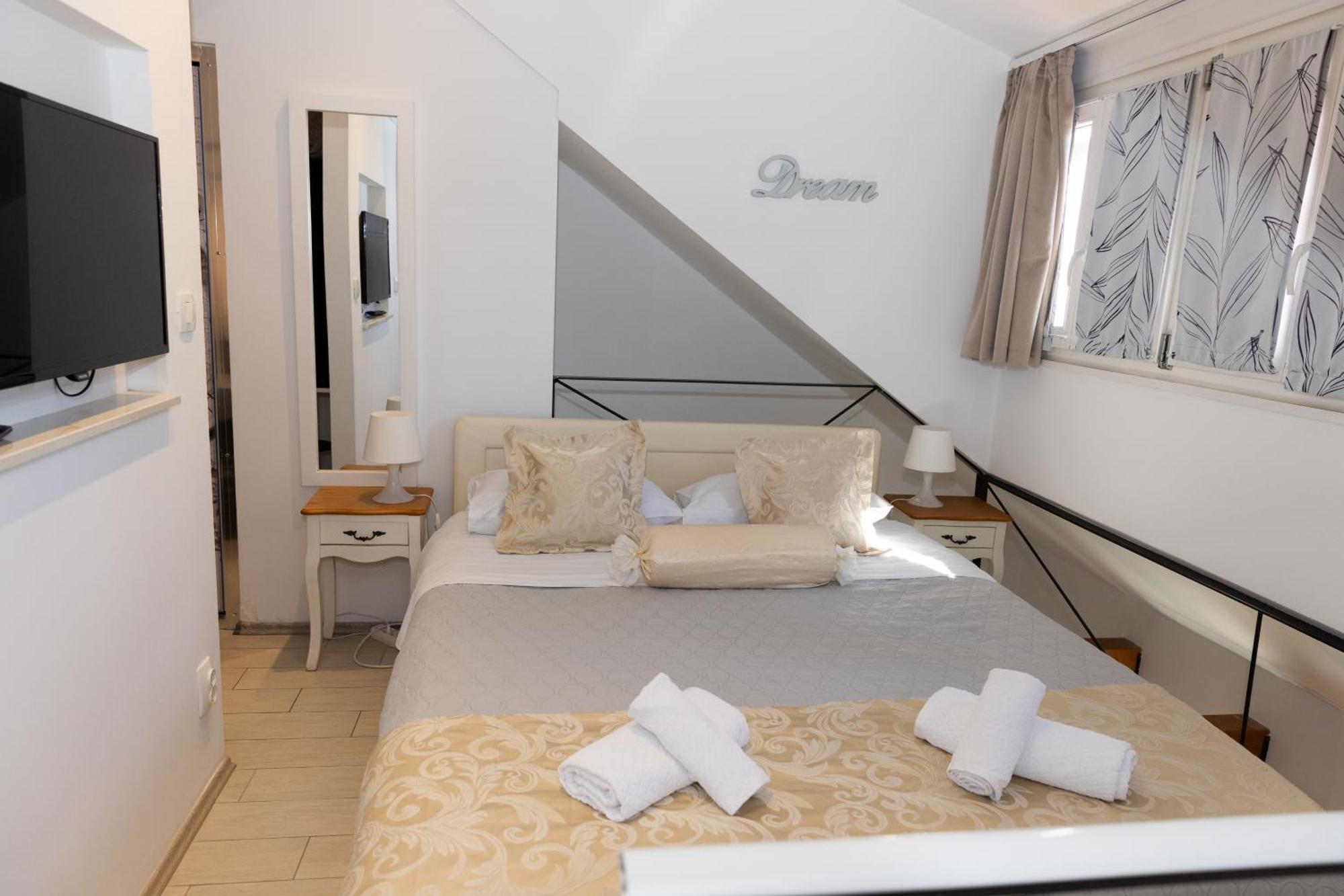 Central Split Rooms And Apartments Paese Екстер'єр фото