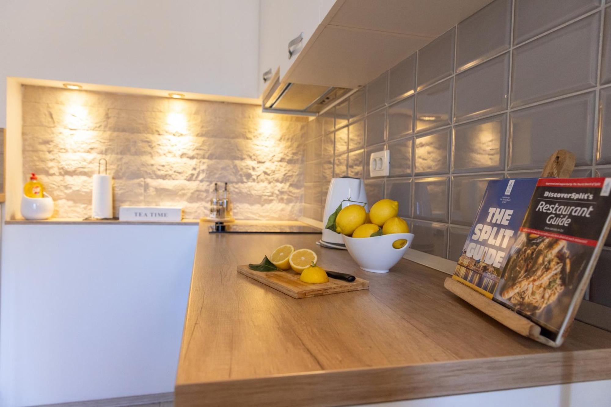 Central Split Rooms And Apartments Paese Екстер'єр фото